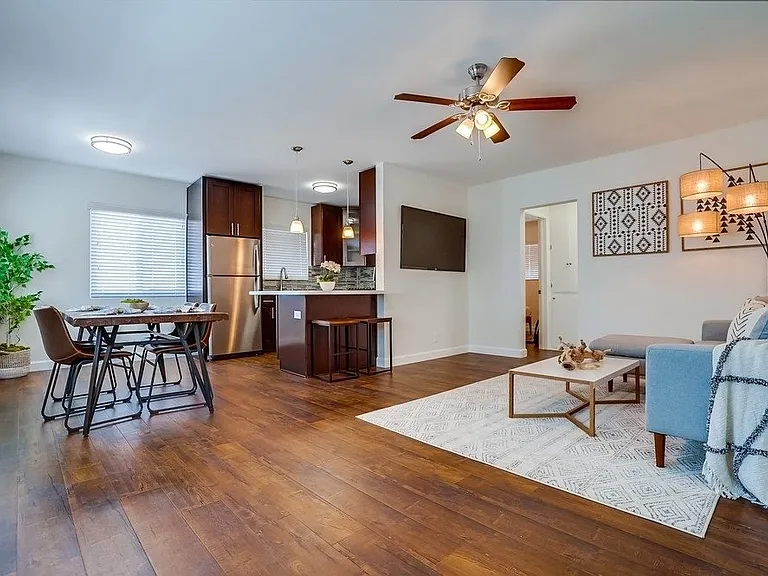 629-633 W Hyde Park Blvd — Photo 10