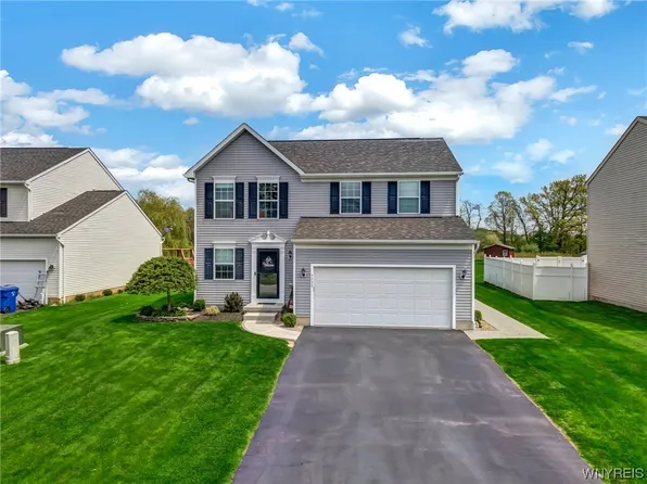 5777 Willow Creek Ln, Sanborn, NY 14132