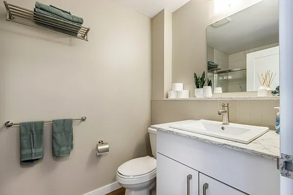 663 Victoria St S — Photo 13