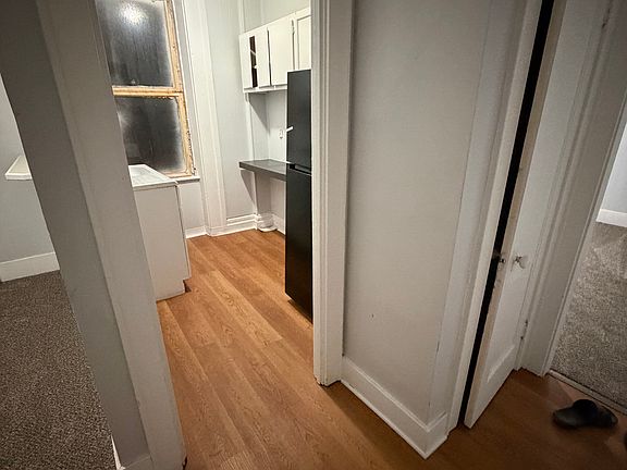 4th image of 2631 Peach St #2