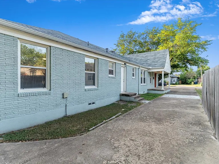 1119 Clinton St — Photo 35
