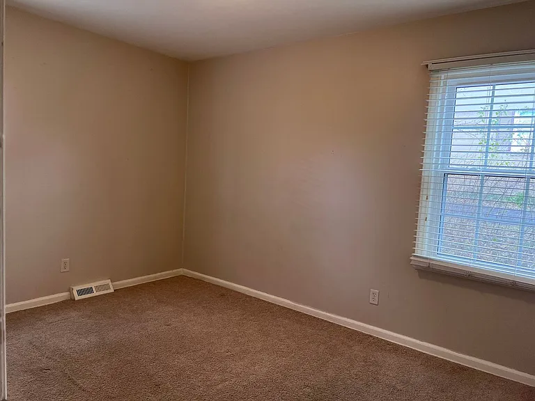1552 Woodlawn Ave SE — Photo 11