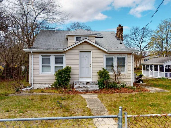 303 Mooney Pond Rd, Selden, NY 11784