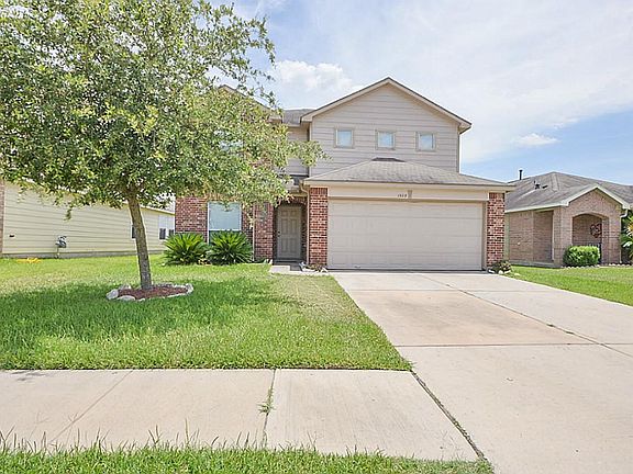 Great 2 story home in Woodland Pines.