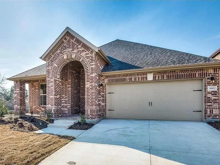8601 McCutchins Dr — Photo 1