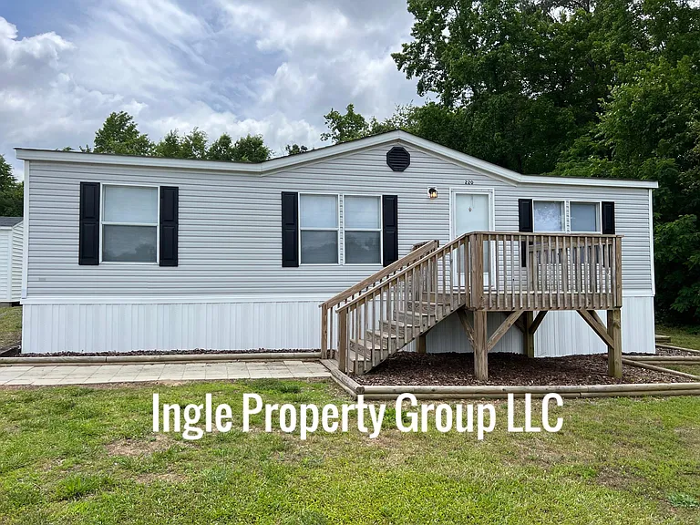 220 Sandy Rd — Photo 2