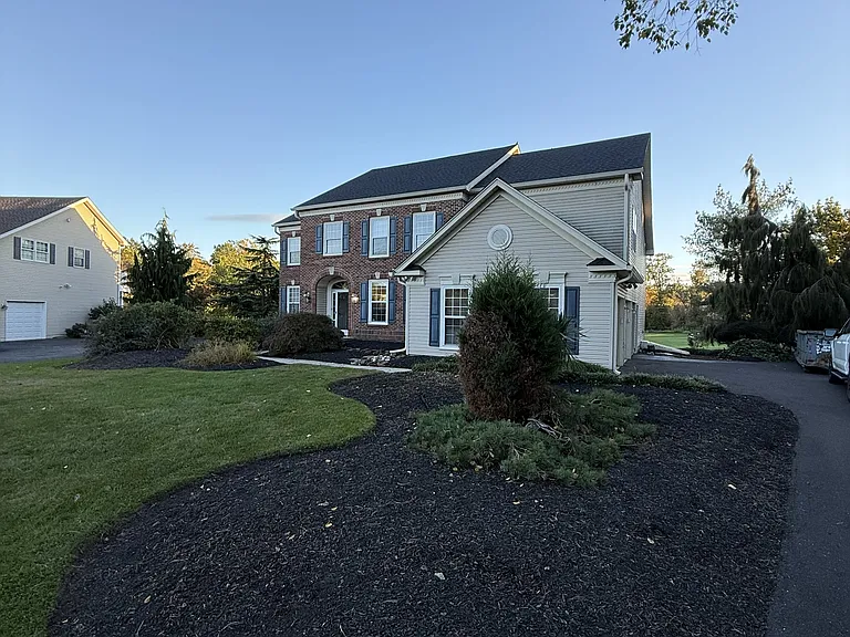 1006 Glendevon Dr — Photo 3