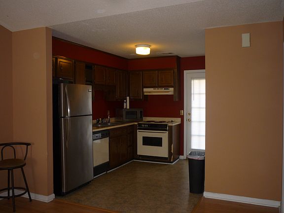 3rd image of 140 Lanier Dr #116