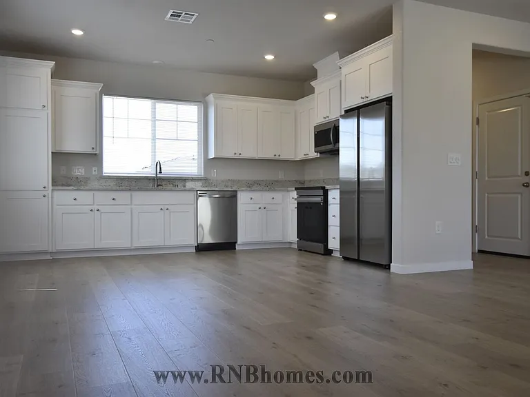 3921 Slurry St — Photo 2