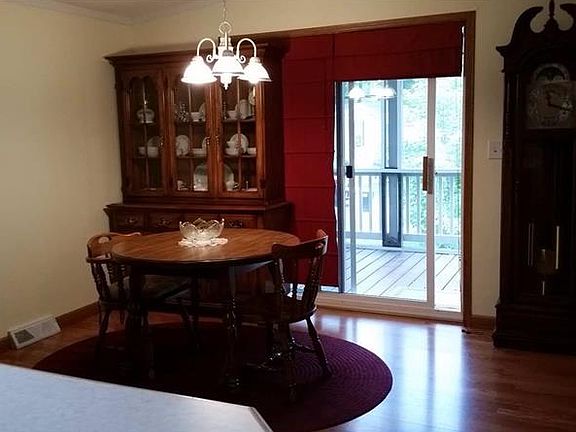 3rd image of 33 Oak Ct