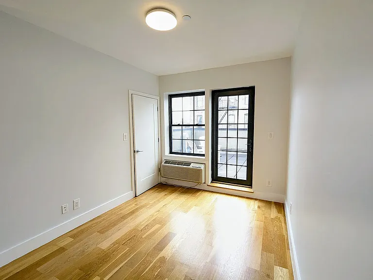 490 Van Buren St #4C — Photo 7