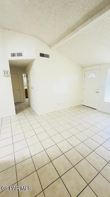 2 bed, 1.0 bath, 800 sqft, $900 — Photo 3
