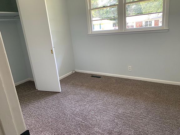 4th image of 105 Whiteside St