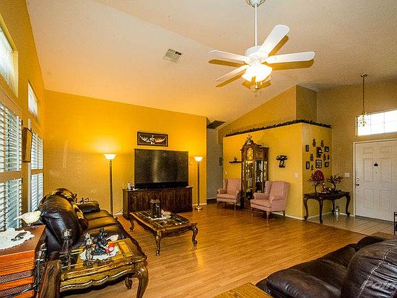 3841 Parkridge Ave. Living Room