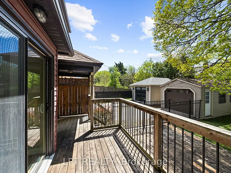126 Blackburn Ave — Photo 39