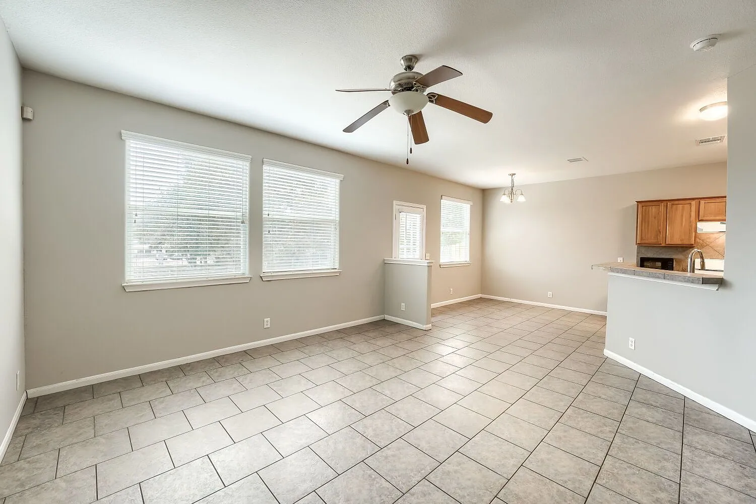 3 bed, 2.5 bath, 1516 sqft, $1,795 — Photo 3