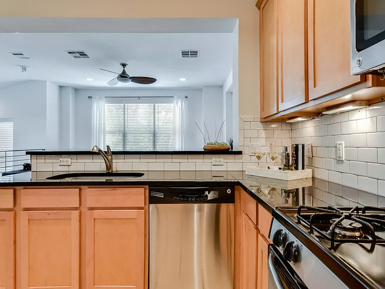 2608 E 6th St #8 — Photo 11