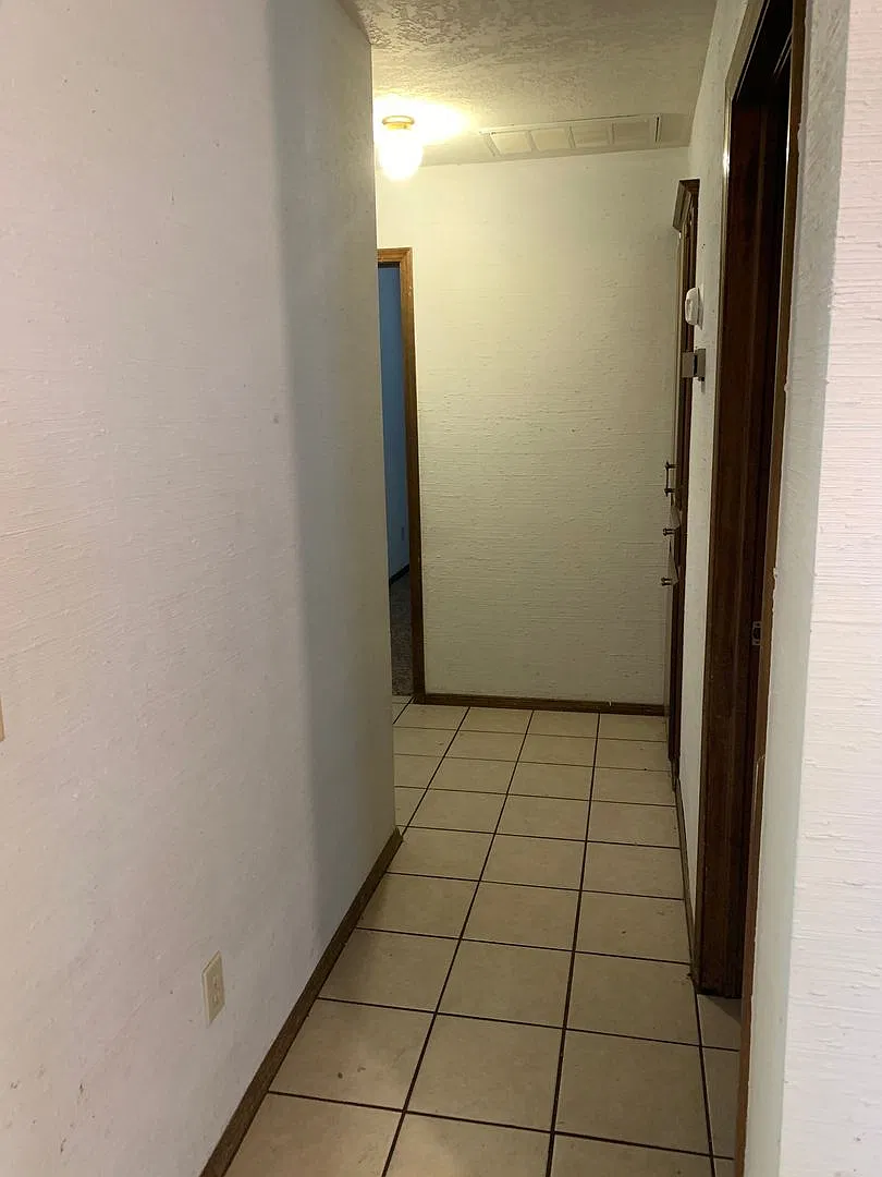 3 Bedroom Home with a Pool in West Norman — Photo 2