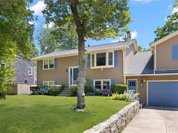 1 Simmons Rd, Barrington, RI 02806