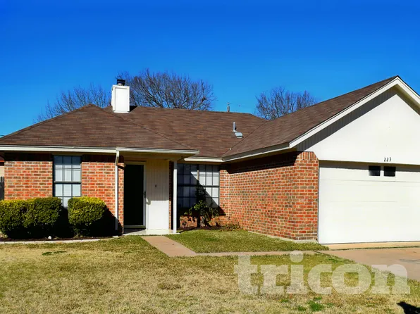 223 Freedom Ln, Arlington, TX 76002