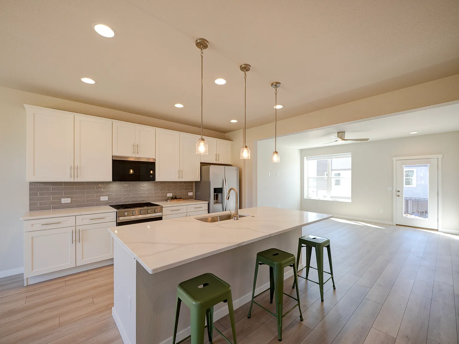 3 bed, 1996 sqft, $2,350 — Photo 2