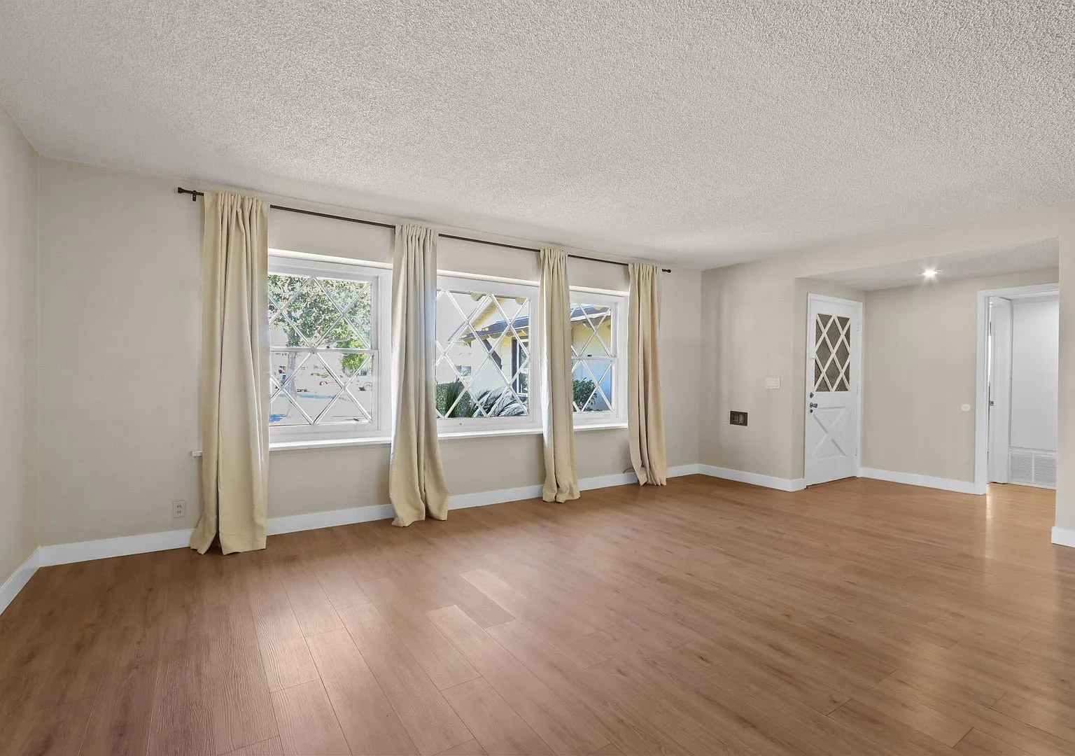 Single Family Home in Prime Whittier Location — Photo 3