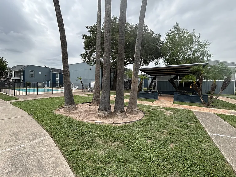 Edinburg Place Apartments — Photo 9