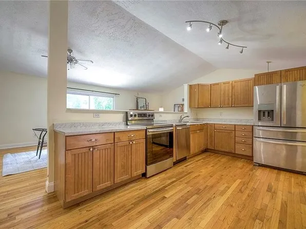 10999 Bradshaw St, Overland Park, KS 66210