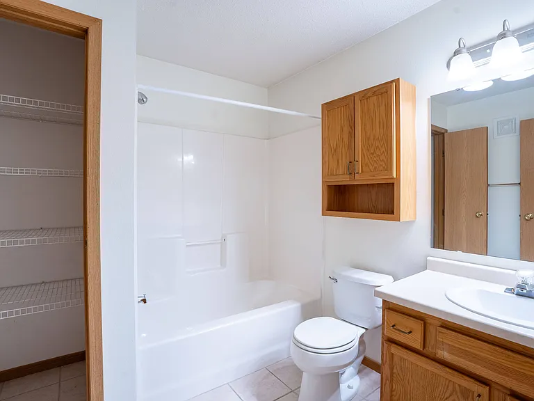 Fargo, ND Summit Point | 01A | Bathroom