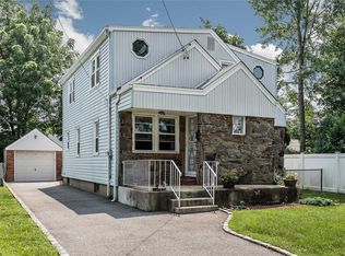 377 Oak Pl, Mineola, NY 11501