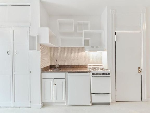 4th image of 138 W 10th St APT 3RE