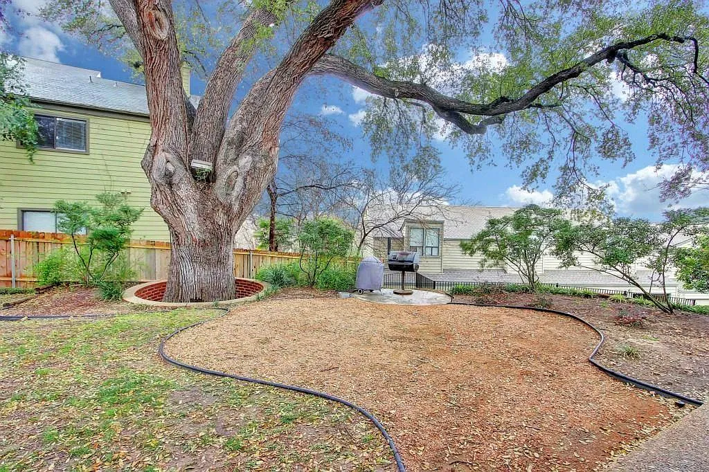 4 bed, 2.0 bath, 1141 sqft, $3,250 — Photo 2