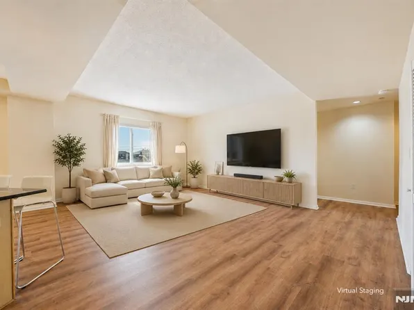399 11th St APT 301, Palisades Park, NJ 07650