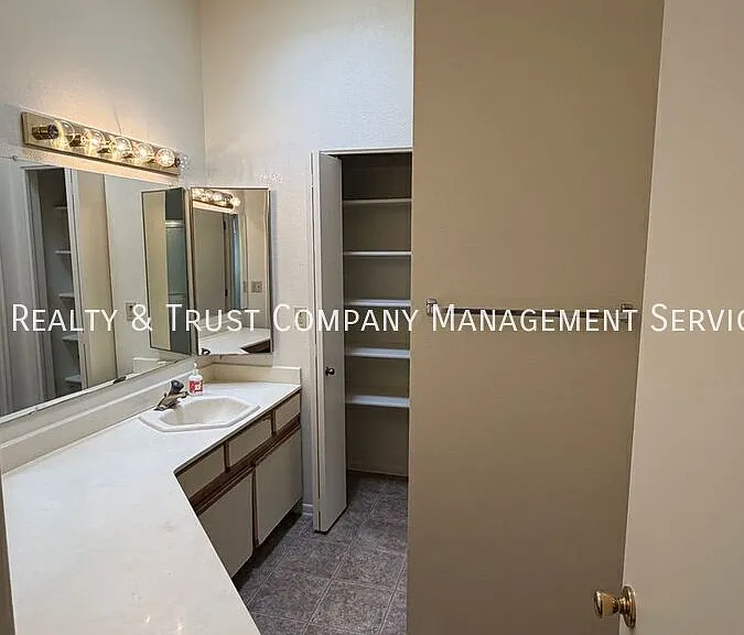 709 W Millbrook Ln — Photo 21