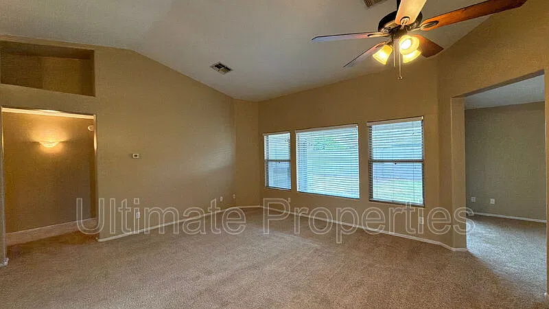 4 bed, 2.0 bath, 1965 sqft, $2,095 — Photo 4