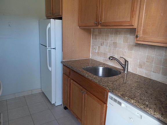 4th image of 829 Lighthouse Dr APT A