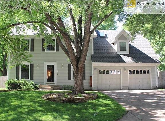 Quiet street, level lot