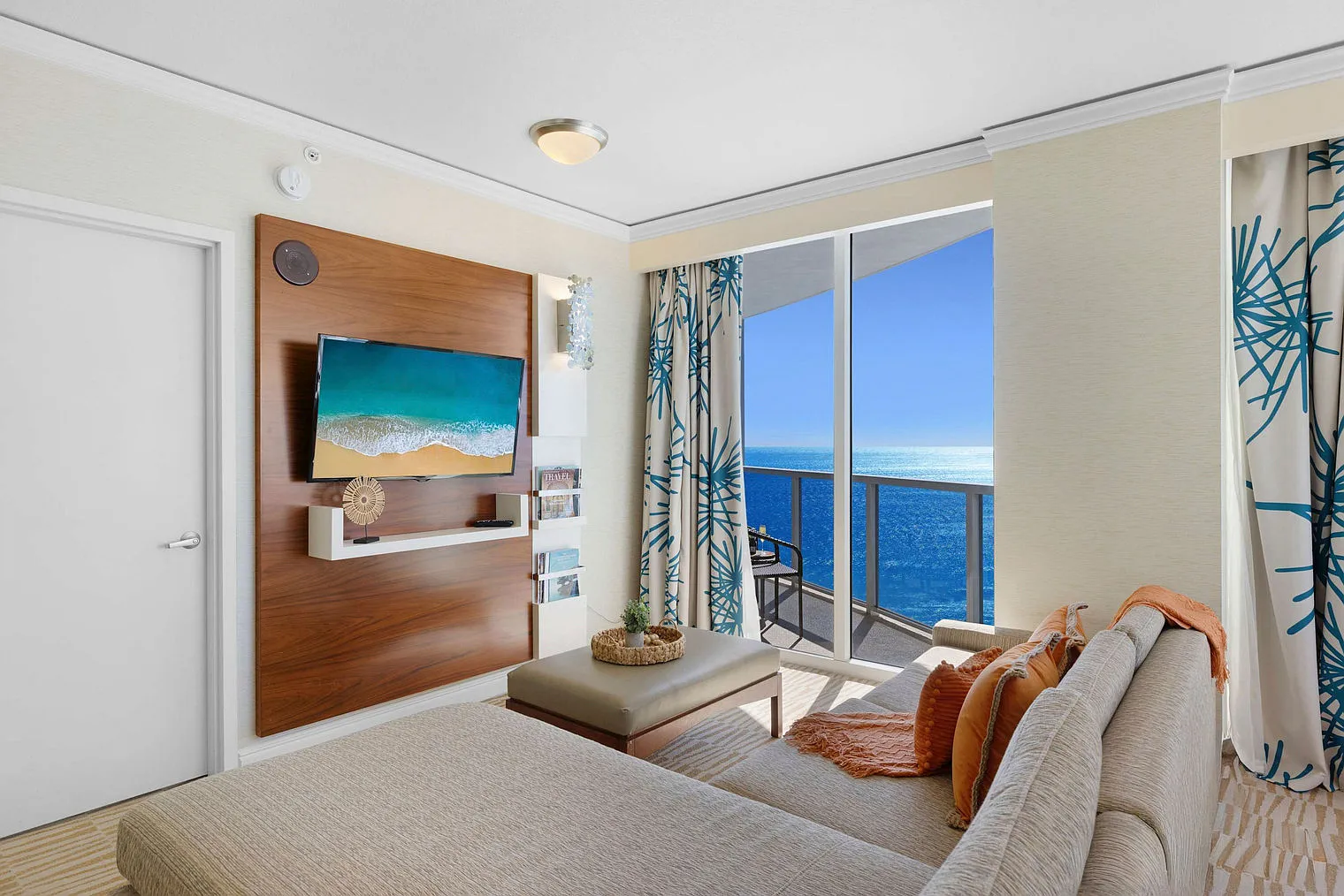 1 bed, 1.0 bath, 1065 sqft, $5,329 — Photo 2