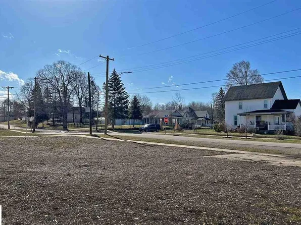 526 S Park St, Boyne City, MI 49712