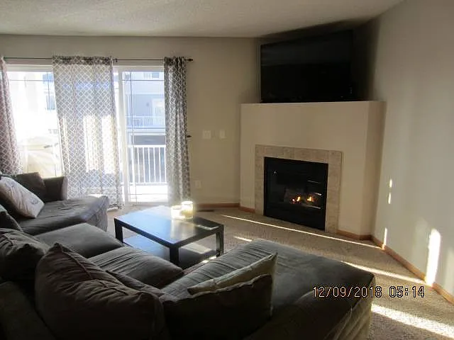 Spacious 2 Bedroom, 3 Level Town Home, Great Location — Photo 3