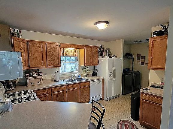 5th image of 412 Ireland Ave