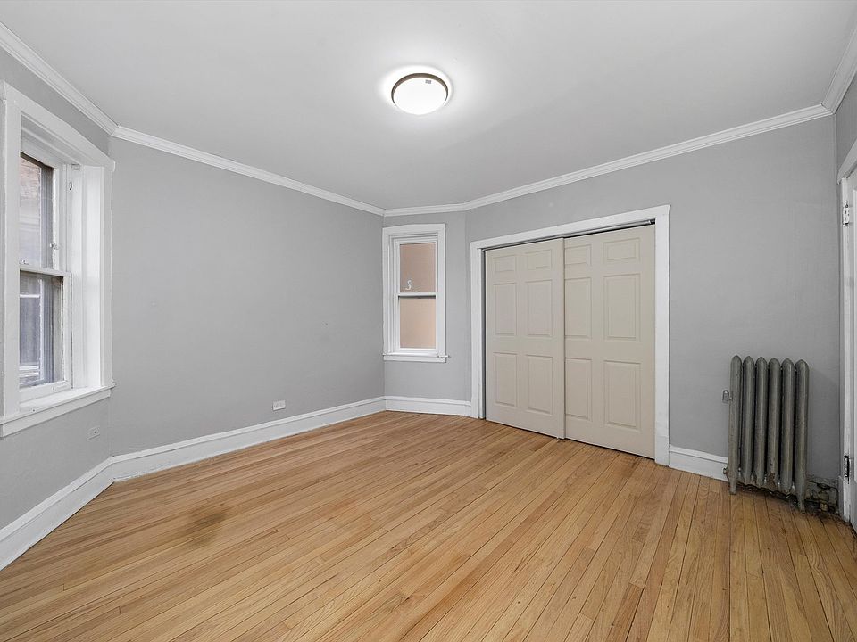 Primary bedroom (12'6" x 12'"9)