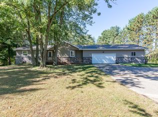 9284 N Peaceful Valley Dr, Pinckney, MI