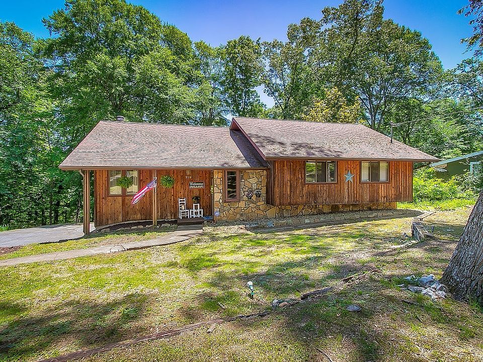 1st image of 910 Echo Ln