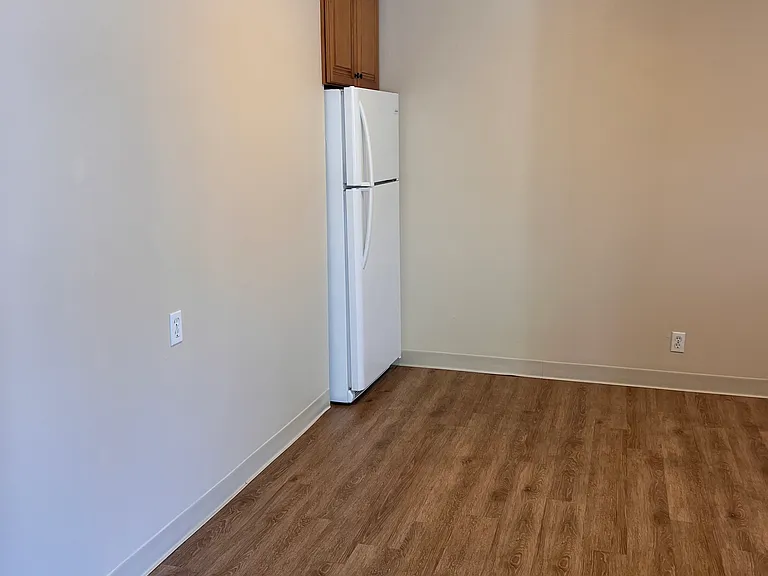 22322 Center St #5 — Photo 8