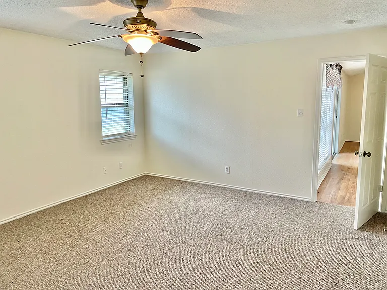 1011 Westgate Dr — Photo 12
