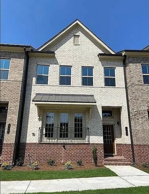 369 Commons Ave