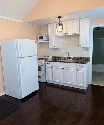 3rd image of 18 Orange Avenue