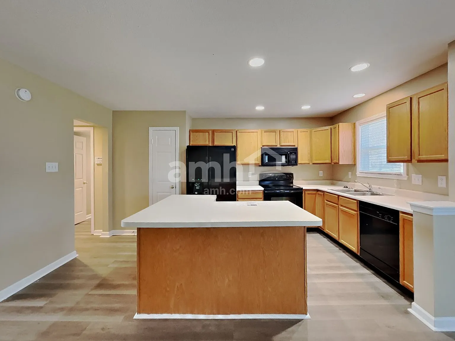 4 bed, 2.5 bath, 3796 sqft, $3,030 — Photo 3