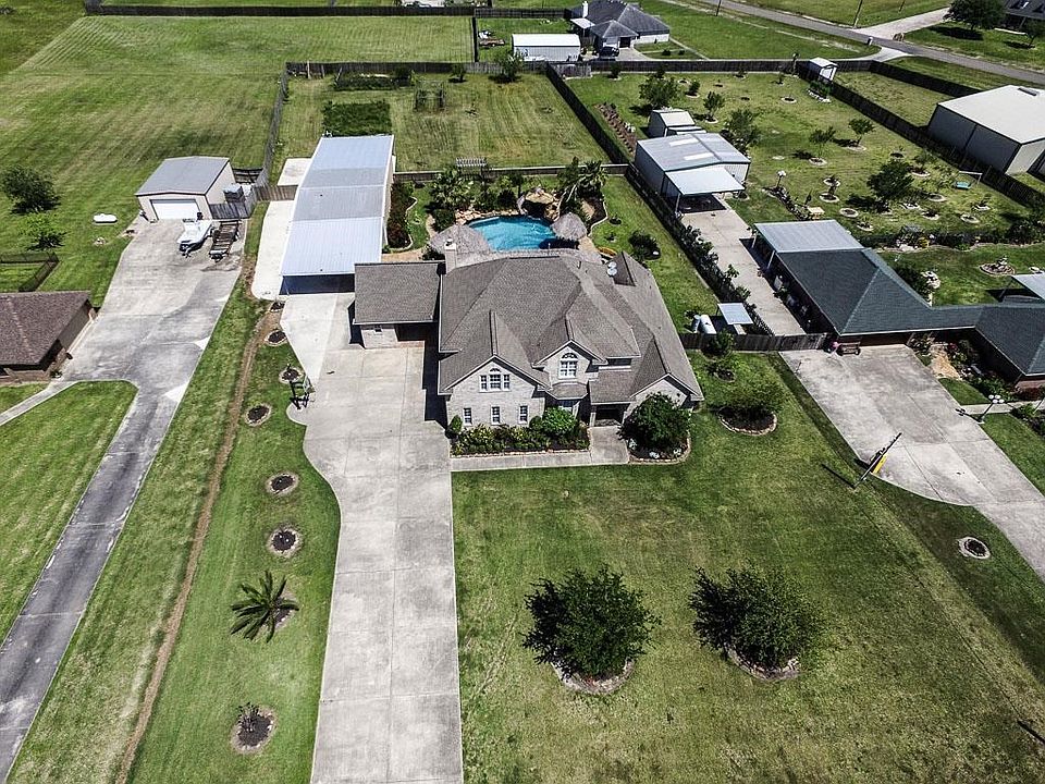 Gorgeous 2 Story 5/3.5/2  features a study/formal living room , formal dining room, huge kitchen & breakfast nook, media room, master suite, covered patio and huge Texas size back yard with Phenomenal Swimming Pools